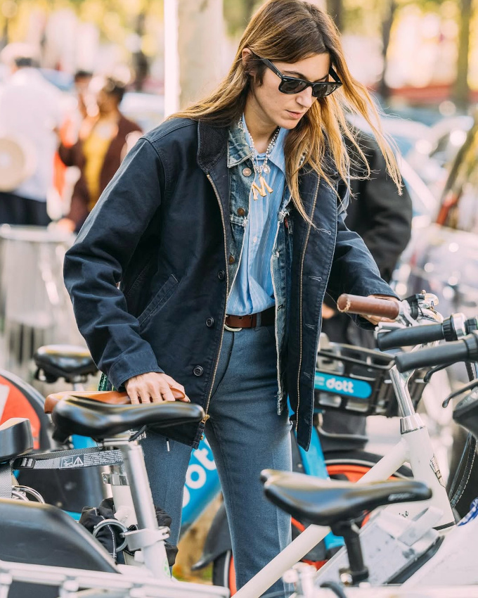 Ne jamais hésiter à glisser un blouson en jean sous une veste automnale !