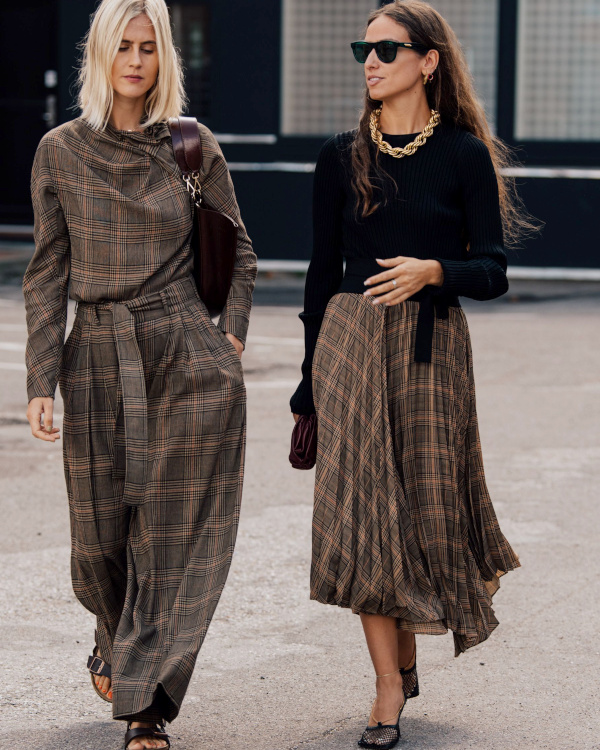 Pull noire et jupe marron