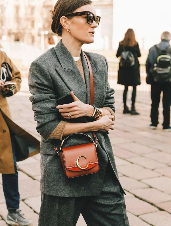 Blazer gris et pantalon gris