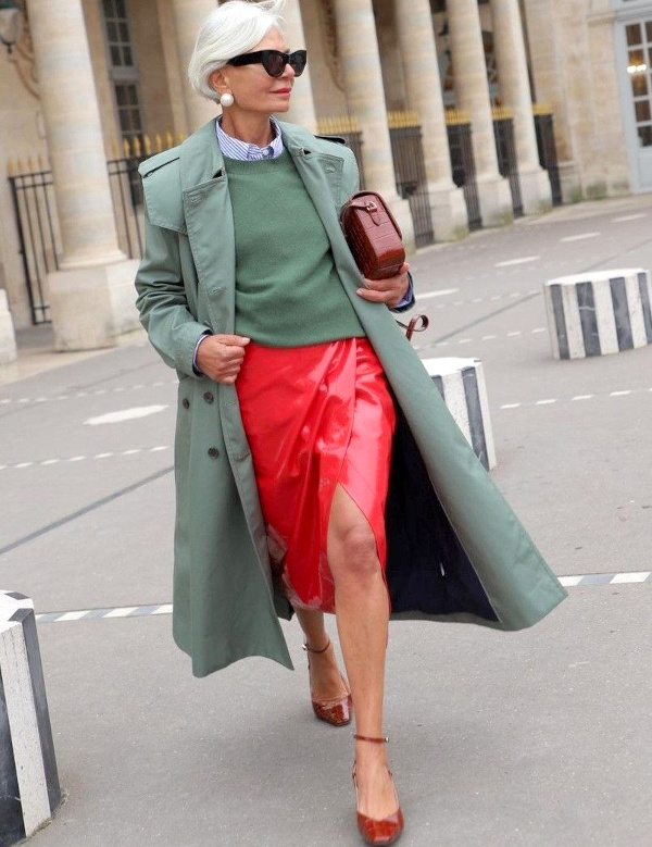 Pull vert et jupe rouge