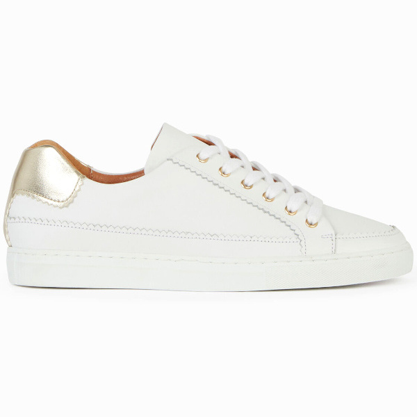 Des baskets blanches