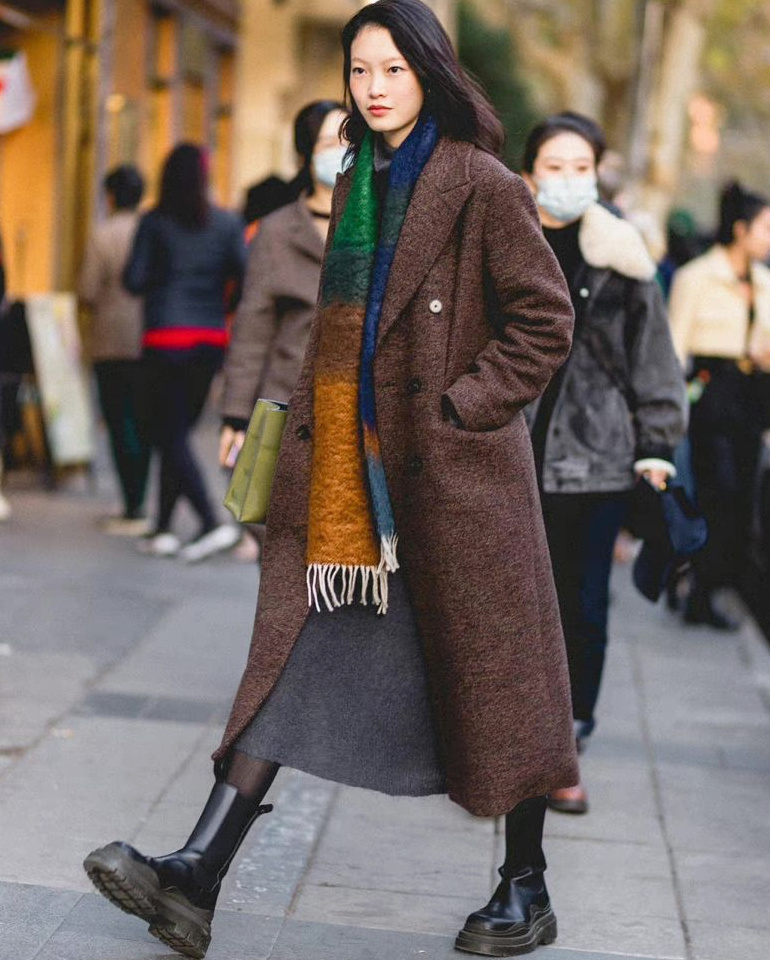 Mêlant éclats de couleurs et pragmatisme chaleureux, ce look a tout bon !