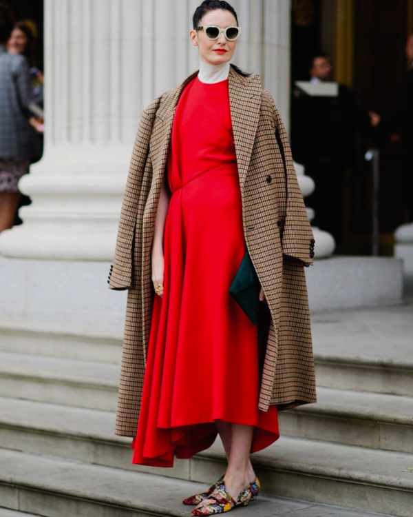 Robe longue rouge + long manteau � carreaux