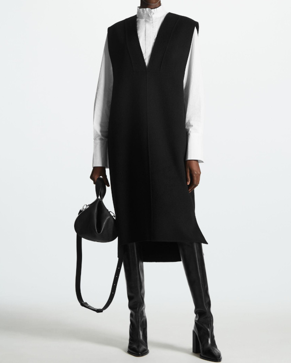 Robe noire sans manches et bottes