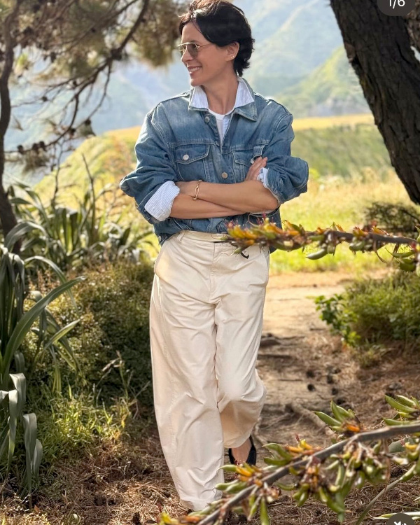 Chemise en jean et pantalon blanc