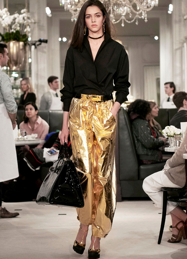 Chemise noire et pantalon doré