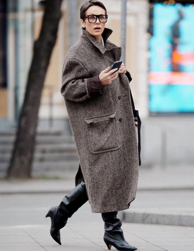 Manteau oversize à chevrons + bottes glamour = le bon mix