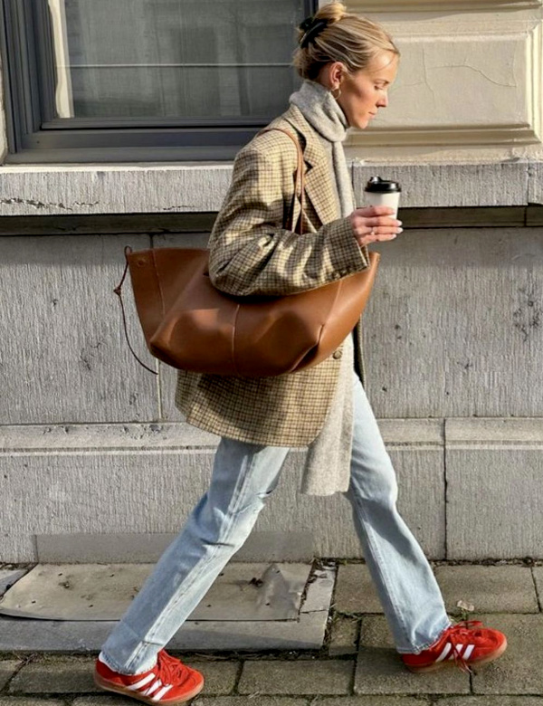 Blazer � carreaux + jean bleu d�lav� + Adidas Samba