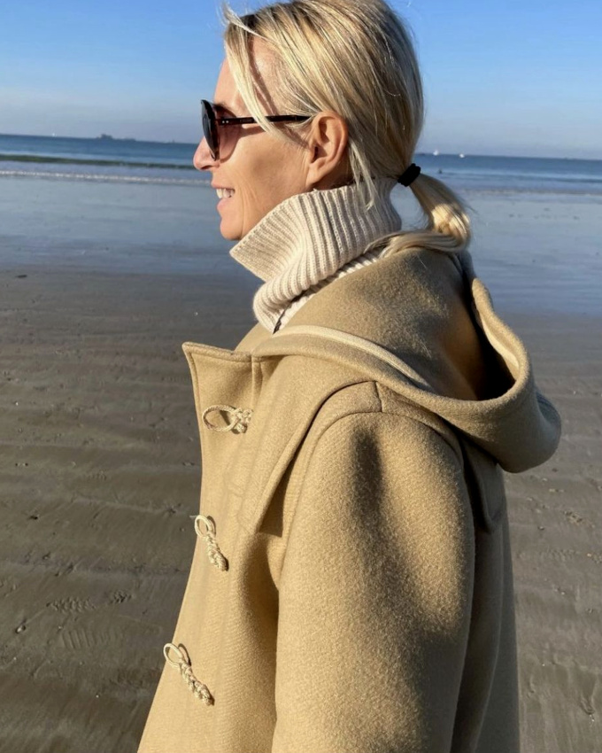 Col roulé déroulé + duffle-coat + bord de mer = le bon mix