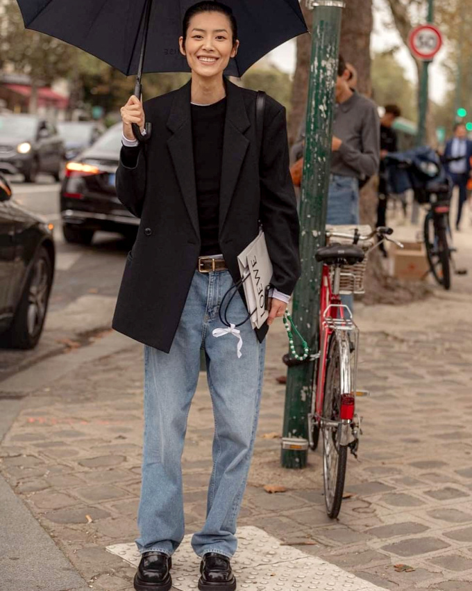 Rien de tel qu'un jean clair pour égayer un look basé sur le noir !