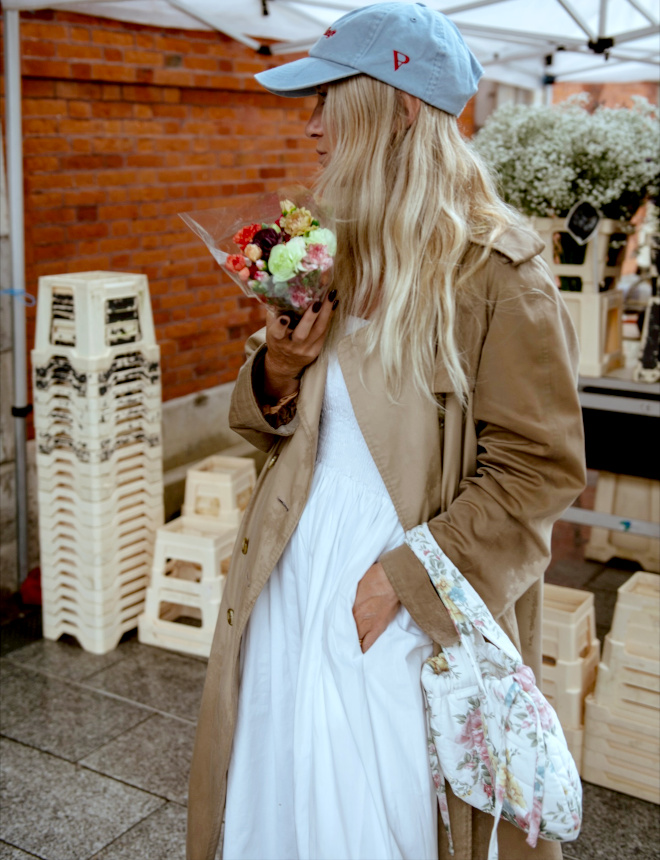 On ne se lasse pas du trio casquette/trench/robe blanche !