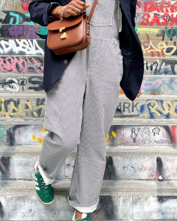 Combinaison rayée et baskets vertes