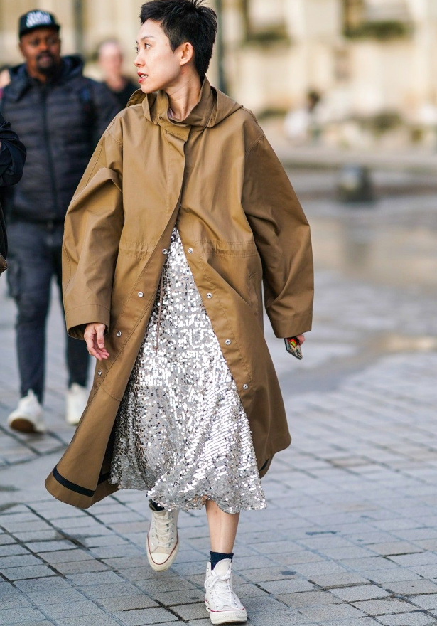 Glitter et casual : un duo osé, mais souvent très efficace !
