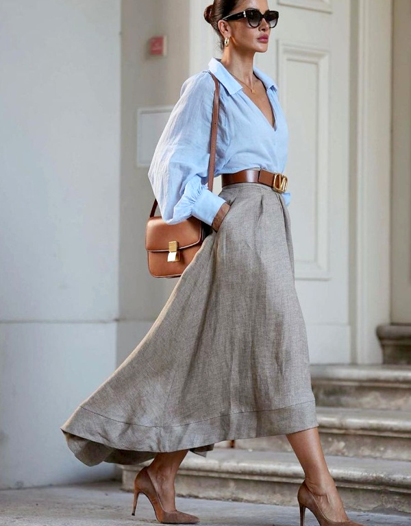 Chemise bleue et jupe grise