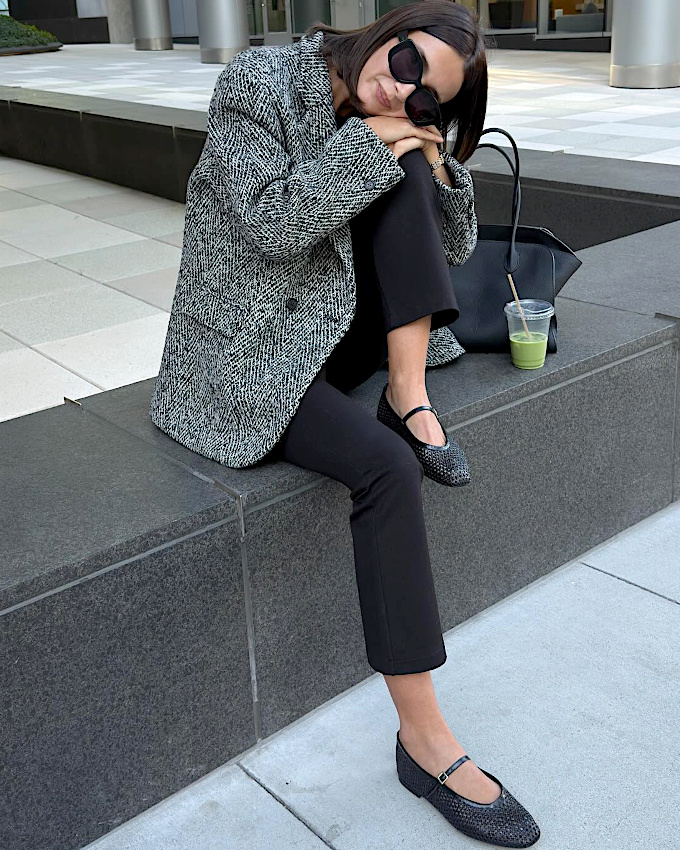 Total look noir + blazer en tweed un brin épais = le bon mix