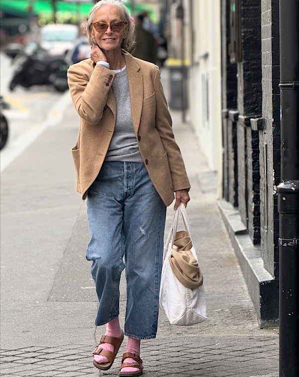 Exemple de tenue contemporaine avec jean large, pièces sobres et allure chic après 60 ans