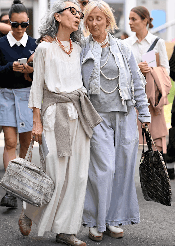 Accessoires raffinés pour une tenue de baptême à 60 ans : sac élégant, bijoux sobres et chaussures chic