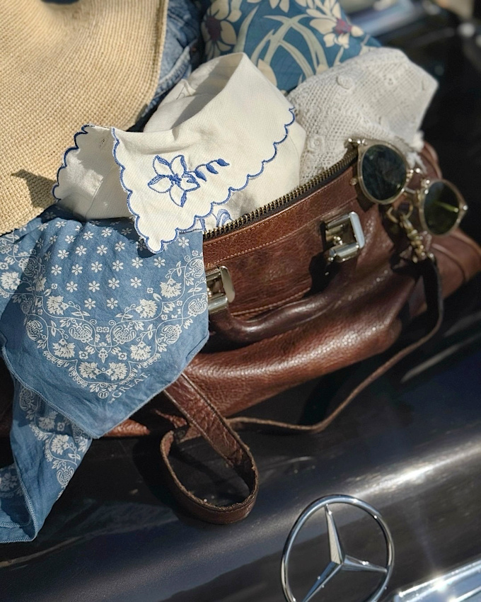 Cuir marron usé + coton bleu myosotis = le bon mix