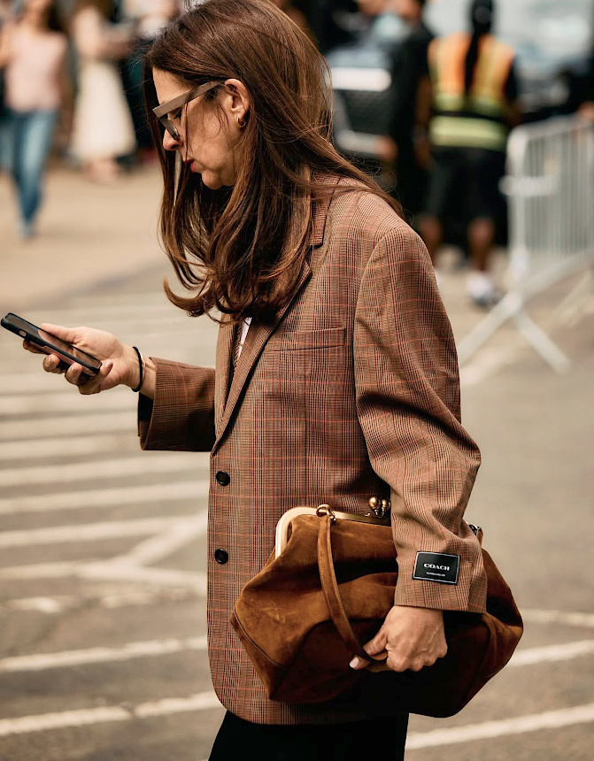 Blazer à carreaux marron + sac à main pochette = le bon mix