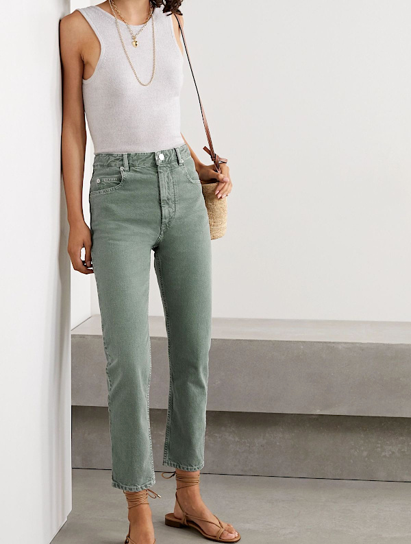 Slim vert d'eau foncé porté avec un débardeur beige clair, des sandales plates nude et un petit sac en matière tressée