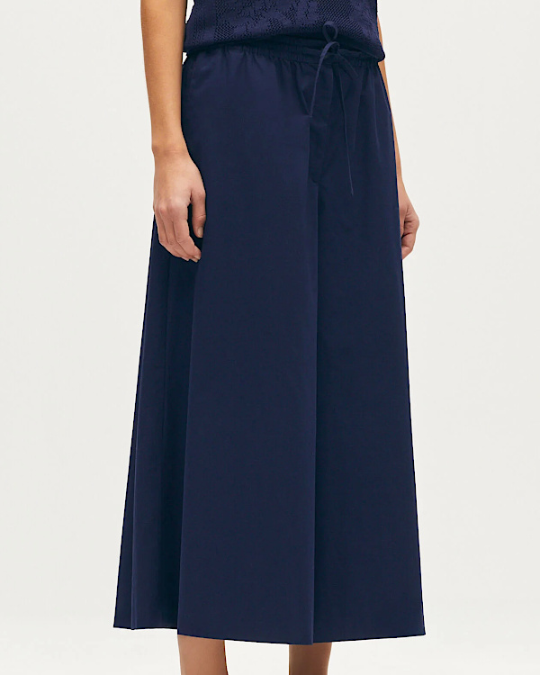 Pantalon droit fluide idéal pour accompagner une silhouette avec du ventre