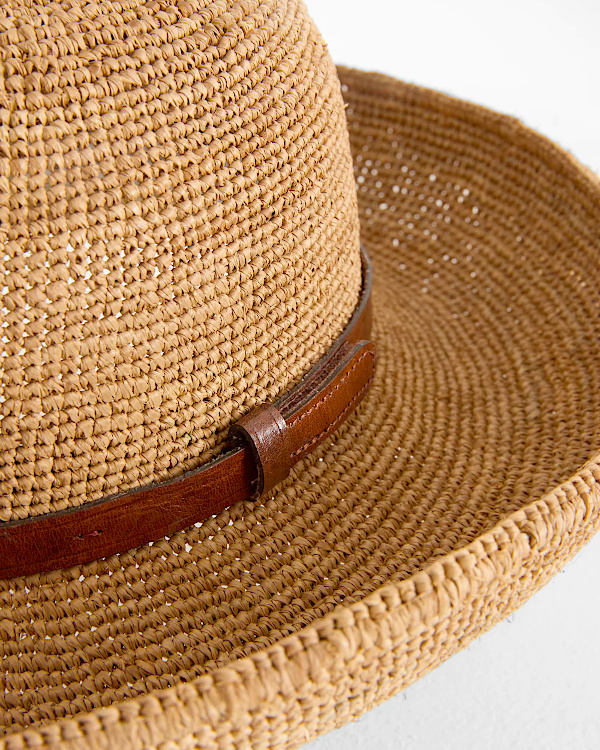 Chapeau de paille tressée avec lien en cuir marron pour mariage estival