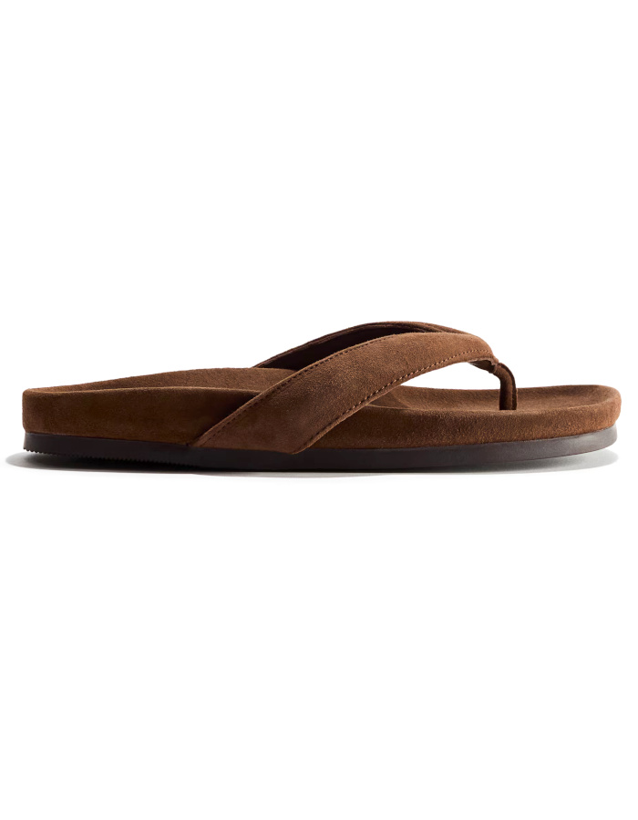 Des tongs en cuir suède marron