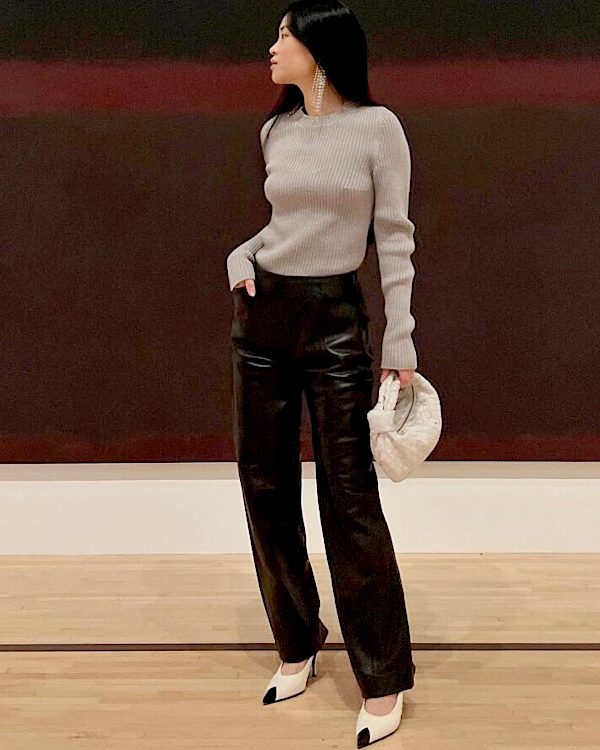 Femme élégante admirant des œuvres lors d'un vernissage d'art contemporain