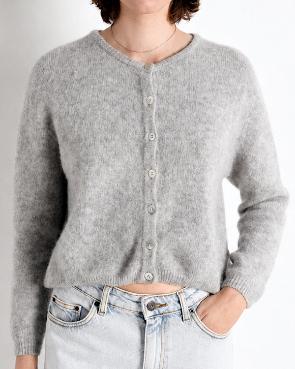 Gilet gris clair boutonné en maille duveteuse porté avec un jean clair