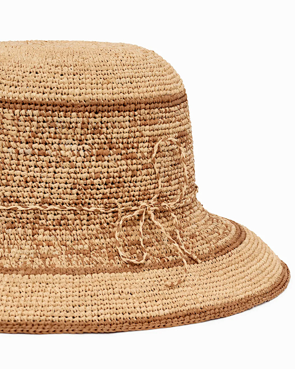 Chapeau cloche en raphia beige et camel avec petits bords et liens noués sur le côté