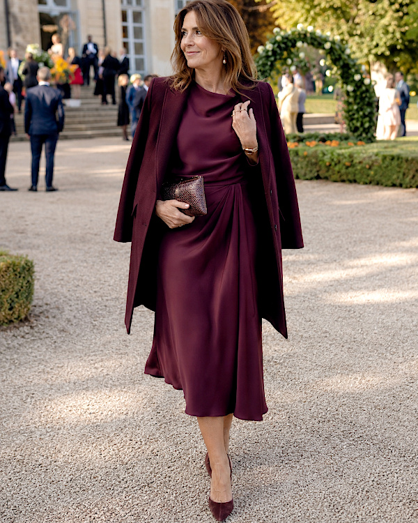 Invitée à un mariage d’automne en robe midi bordeaux satinée et manteau assorti