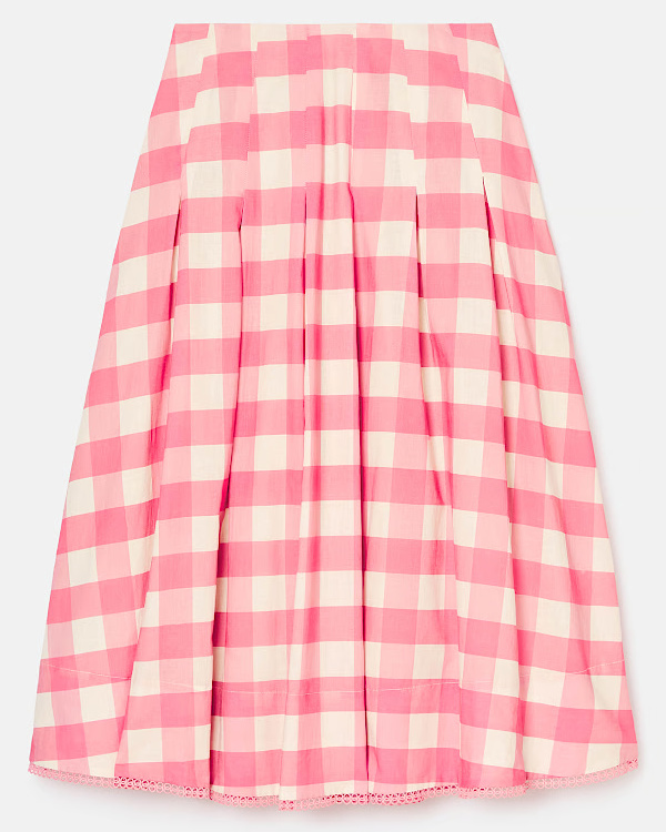 Jupe rose à carreaux portée dans un look estival
