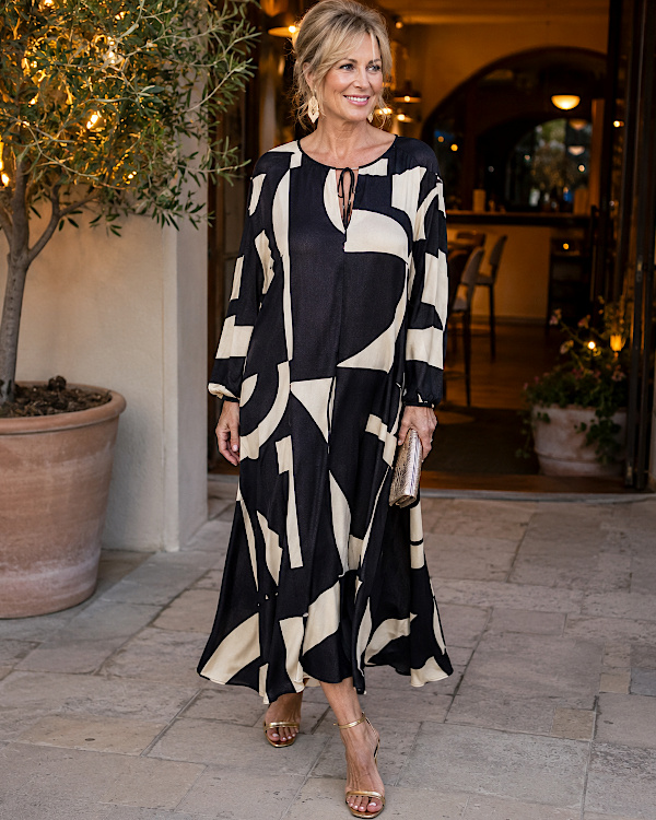 Femme portant une robe ample noire et beige à grand imprimé graphique