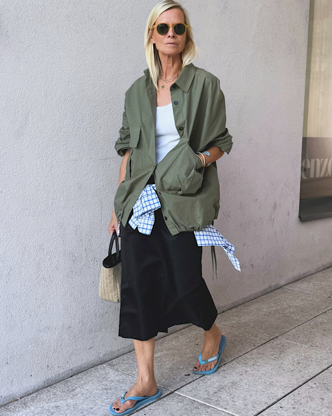 Blouson kaki + jupe droite + chemise à carreaux = le bon mix