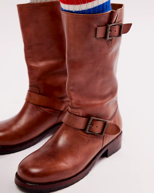 Bottes marron en cuir à boucles métalliques