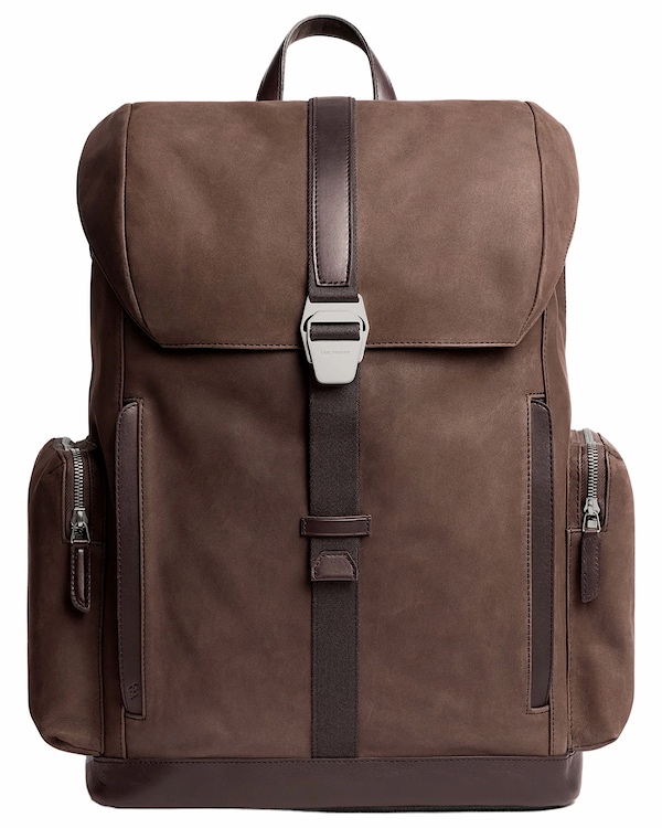 Sac à dos marron effet daim avec rabat, boucle métallique et poches latérales zippées