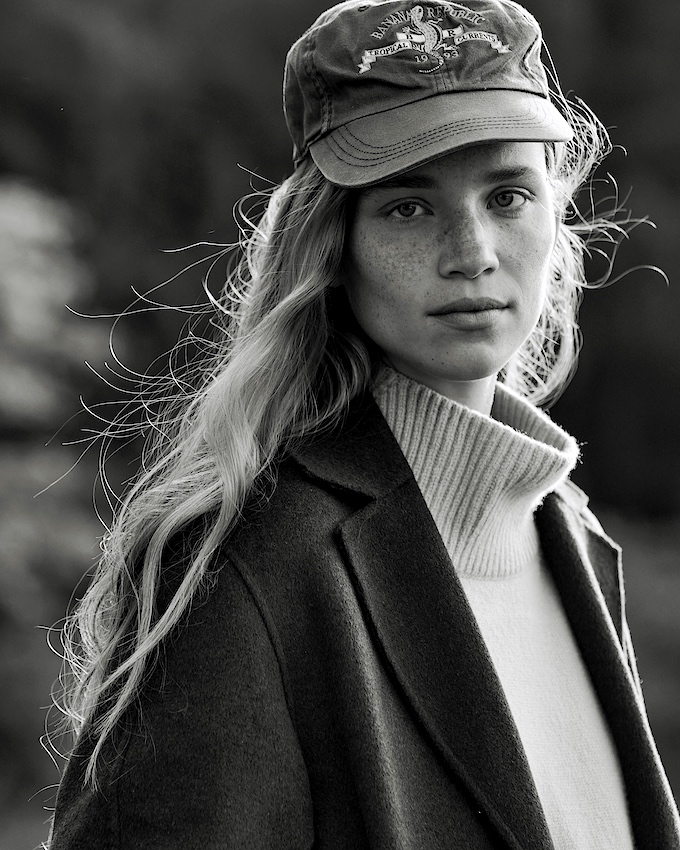 Mêlant maille tout douce et casquette vintage, ce look a tout bon !