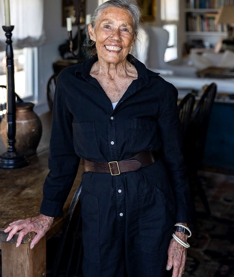 Style féminin après 60 ans : associations de couleurs, ceintures et bijoux audacieux